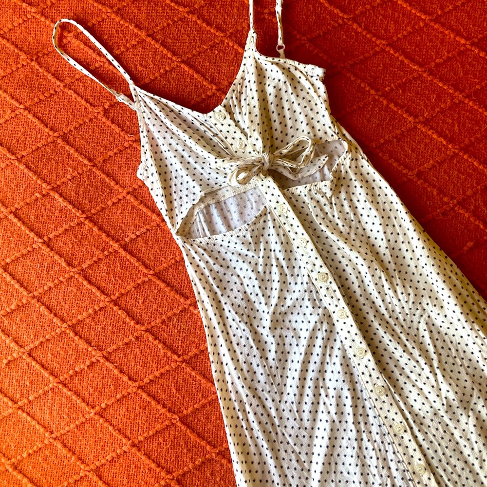 Gorgeous vintage 90’s button up midi dress.